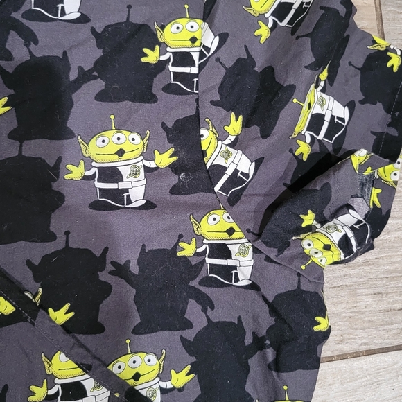 Disney Pixar Toy Story Green Alien medical scrub top woman's sz Medium - Picture 8 of 10